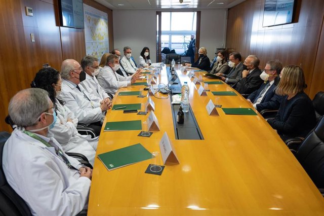 Campistol y Fainé durante su visita a la unidad de oncología médica del Clínic