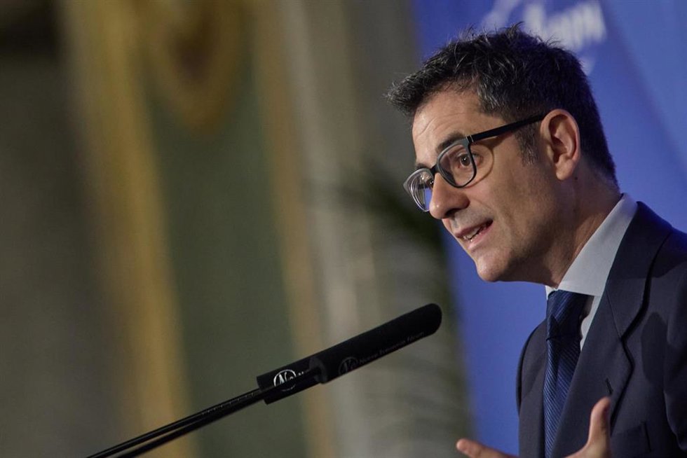 El ministro de la Presidencia, Relaciones con las Cortes y Memoria Democrática, Félix Bolaños, interviene durante un desayuno informativo de Fórum Europa, a 17 de enero de 2023, en Madrid (España). 