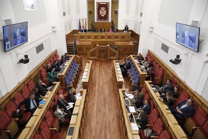 Archivo - Pleno en las Cortes de C-LM.