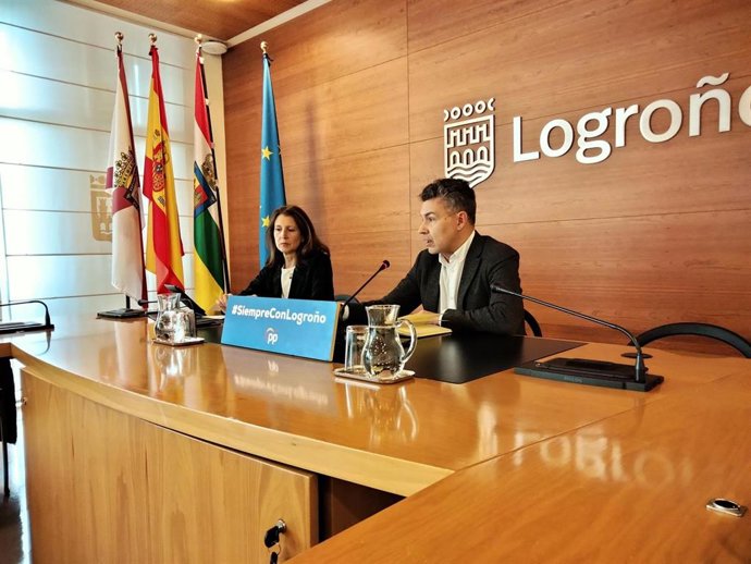 El portavoz del Grupo Popular, Conrado Escobar, junto a la concejala Mar San Martín