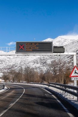 Vía cortada por riesgo de aludes en Esterri d'Àneu (Lleida), a viernes 20 de enero de 2023, en Esterri d'Àneu (Lleida), Catalunya (España)