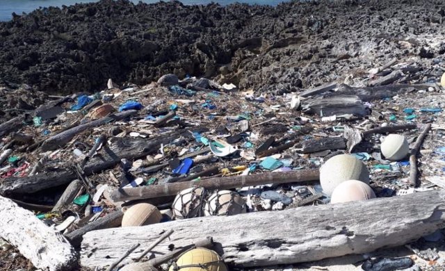 Residuos plásticos en una playa de Seichelles