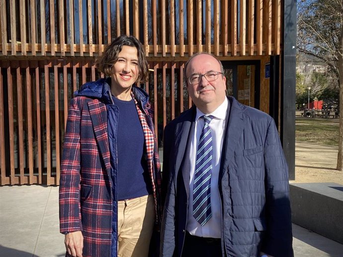 La alcaldesa de Santa Coloma de Gramenet (Barcelona), Núria Parlon (PSC), junto al ministro de Cultura y Deporte del Gobierno, Miquel Iceta