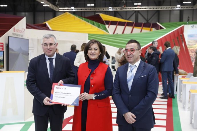 La presidenta del Gobierno riojano, Concha Andreu, el consejero de Desarrollo Autonómico, José Ángel Lacalzada, y el director general de Turismo, Ramiro Gil, al recibir el premio al mejor estand de FITUR