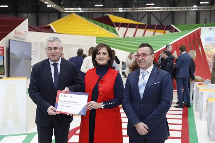 La presidenta del Gobierno riojano, Concha Andreu, el consejero de Desarrollo Autonómico, José Ángel Lacalzada, y el director general de Turismo, Ramiro Gil, al recibir el premio al mejor estand de FITUR