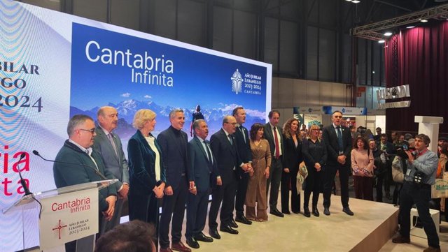 Representantes de Cantabria en el stand de FITUR