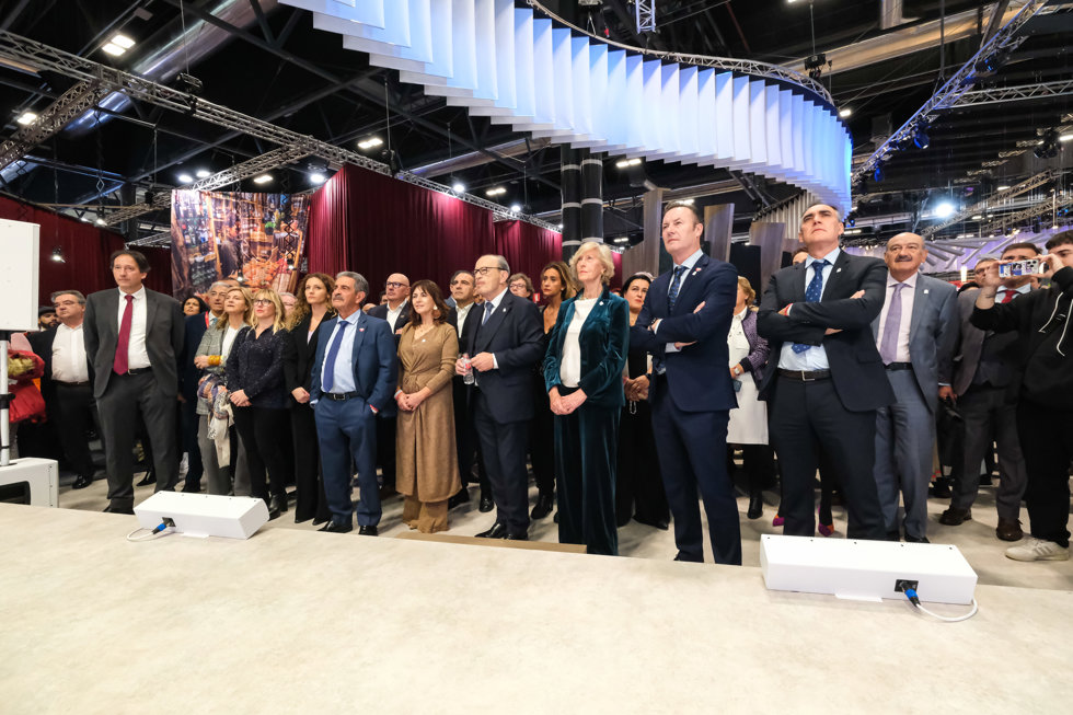 Representantes de Cantabria en el stand de la comunidad en Fitur