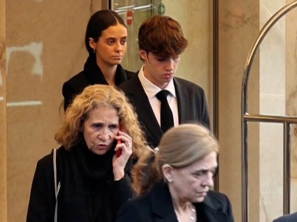 Victoria Federica y Pablo Urdangarín abandonando el hotel en Atenas detras de la Infanta Cristina y la Infanta Elena