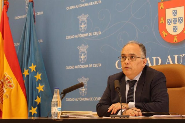Archivo - El consejero de Sanidad y portavoz del Gobierno de Ceuta, Alberto Gaitán, en rueda de prensa