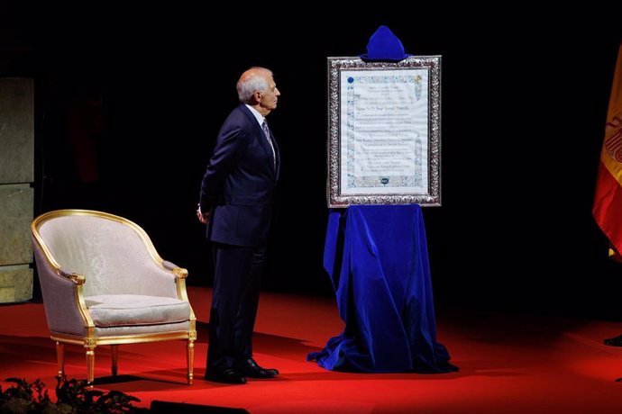 El Alto Representante de la Unión para Asuntos Exteriores y Política de Seguridad y Vicepresidente de la Comisión Europea, Josep Borrell, recibe el Premio Nueva Economía Fórum, en el Teatro Real de Madrid