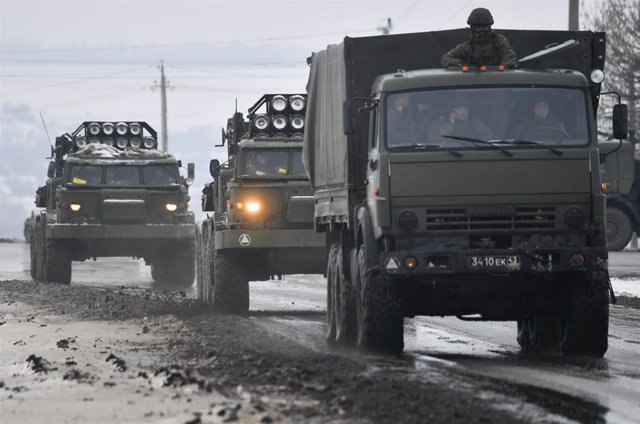Archivo - Material militar ruso se mueve a lo largo de una carretera cerca de la frontera con Ucrania en la región de Belgorod, Rusia.