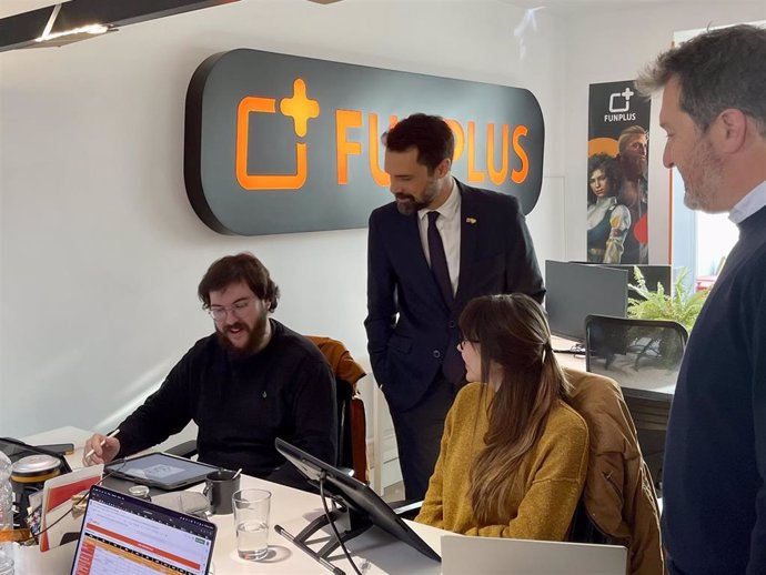 El conseller de Empresa y Trabajo Roger Torrent visita las oficinas de FunPlus en Barcelona este viernes