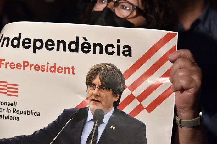 Archivo - Pancarta de l'expresident de la Generalitat Carles Puigdemont 