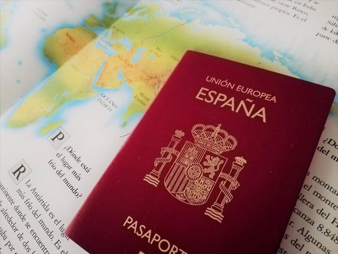 Pasaporte español sobre un mapa.