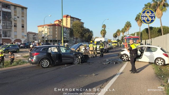 Archivo - Accidente de tráfico en la Carretera Su Eminencia de Sevilla