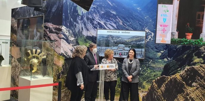 El vicepresidente y consejero, Artugo Aliaga, durante su visita al 'stand' de Aragón en Fitur 2023.