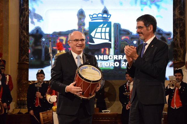 El consejero delegado de Viralgen, Javier García Cogorro, recibe el Tambor de Oro 2023 de San Sebastián