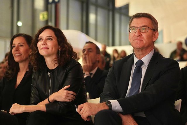 El presidente del PP, Alberto Núñez Feijóo, junto a la presidenta madrileña, Isabel Díaz Ayuso, en Fitur.