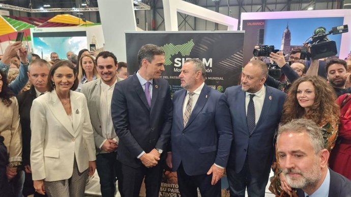 El presidente del Gobierno, Pedro Sánchez, conversa con el presidente de la Diputación de León, Eduardo Morán, durante la visita a Fitur.