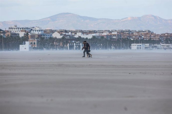 Dos hombres caminan por la playa, a 17 de enero de 2023, en Valencia