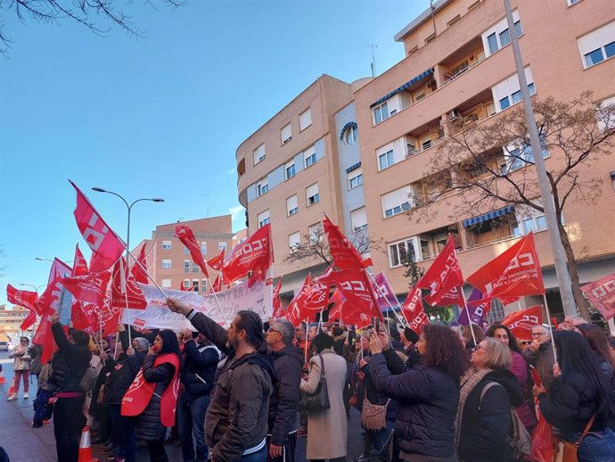 Trabajadoras de la Limpieza en Toledo protestan ante la sede de una de las empresas que forman la patronal del sector.