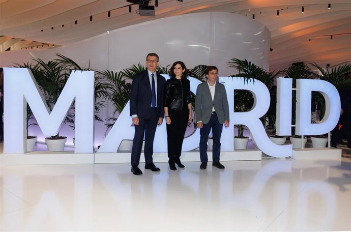 (I-D) El líder del PP, Alberto Núñez Feijóo; la presidenta de la Comunidad de Madrid, Isabel Díaz Ayuso, y el alcalde de Madrid, José Luis Martínez-Almeida, posan a su llegada al acto de celebración del Día de Madrid en Fitur