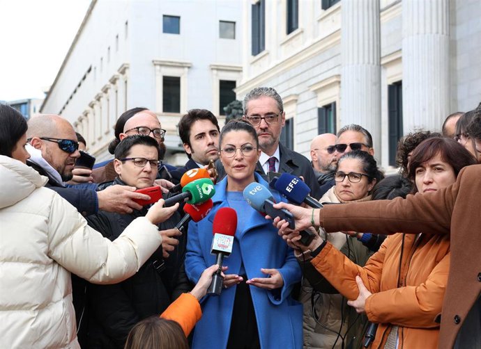 La abogada del Estado y exdiputada de Vox Macarena Olona ofrece declaraciones a los medios a las puertas del Congreso 