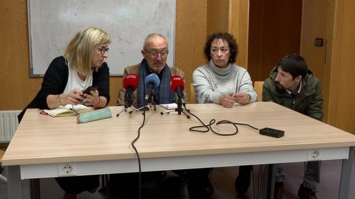 La secretaria de Empleo y Política Social de CCOO en Galicia, Maica Bouza; el portavoz de la plataforma SOS Sanidade Pública, Manuel Martín; la portavoz de la Plataforma pola Sanidade Pública da Mariña, Montse Porteiro; y el de Ferrolterra, Celso Posada.