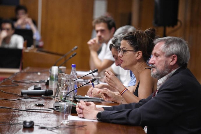 Archivo - La diputada en el Parlamento Europeo por IU, Sira Rego, y el exeurodiputado  Willy Meyer (d); durante la Cumbre por la Paz: OTAN no, en el Auditorio Marcelino Camacho de Comisiones Obreras de Madrid, a 24 de junio de 2022, en Madrid (España).