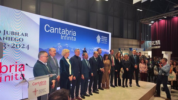 Representantes de Cantabria en el stand de la comunidad en Fitur