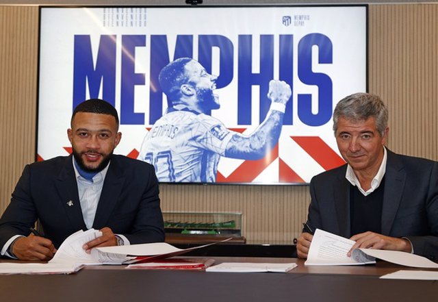 El neerlandés Memphis Depay firma su contrato hasta 2025 con el Atlético de Madrid, junto a Miguel Ángel Gil Marín.