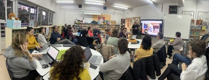 Tercera sesión del proyecto '[A]Intelligenz' en la escuela Saavedra de Tarragona, liderada por la profesora de la URV Mar Camacho.