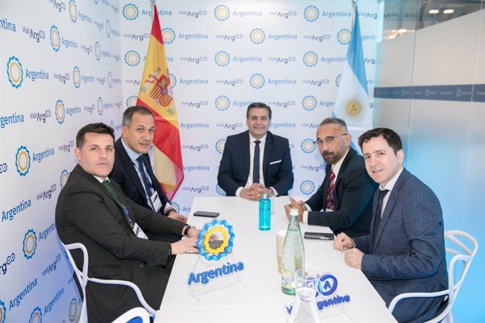 Directivos de la aerolínea Plus Ultra e Inprotur se han reunido en Fitur para trabajar conjuntamente en una futura nueva línea Madrid-Buenos Aires