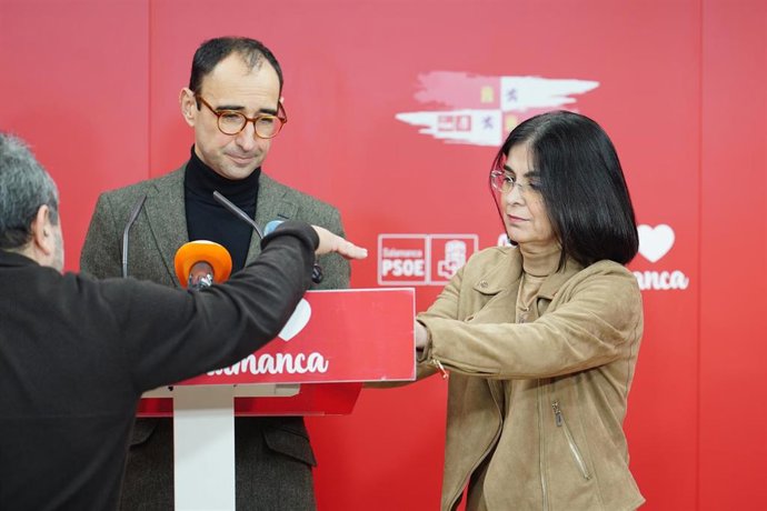 La ministra de Sanidad, Carolina Darias, y el secretario general del PSOE de Salamanca, David Serrada, durante una comparecencia pública, a 17 de enero de 2023, en Salamanca, Castilla y León (España).