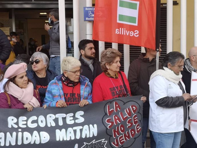 El candidato de IU a la Alcaldía de Sevilla, Ismael Sánchez, en la protesta en el centro de salud de La Plata.