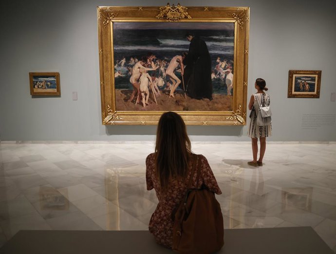 Archivo - Una espectadora ante una obra de Sorolla