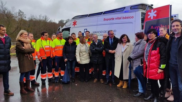 El consejero de Salud, Pablo Fernández Muñiz, durante la presentación de una nueva ambulancia de soporte vital básico para el  área del oriente