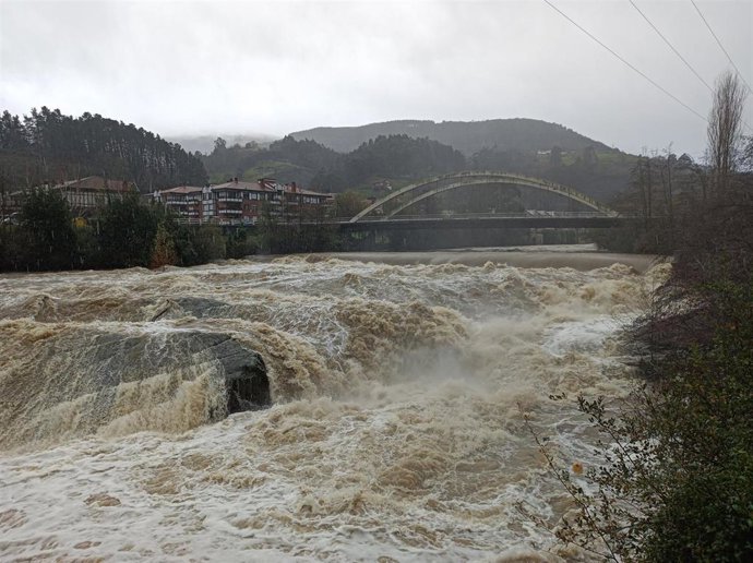 El río Kadagua a su paso por la localidad de Alonsotegi (Bizkaia) el pasado día 17.
