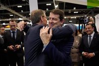 Feijóo y Mañueco se saludan con un efusivo abrazo en Fitur tras una semana de polémica por el protocolo 'provida' en CyL