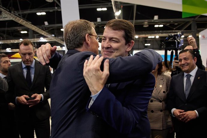 El presidente de la Junta de Castilla y León, Alfonso Fernández Mañueco (d), y el líder del PP, Alberto Núñez Feijóo (i), se saludan en la tercera jornada de la Feria Internacional de Turismo, Fitur 2023, a 20 de enero de 2023, en Madrid (España).