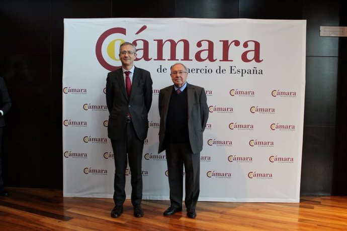El gobernador del Banco de España, Pablo Hernández de Cos, y el presidente de la Cámara de Comercio de España, José Luis Bonet.