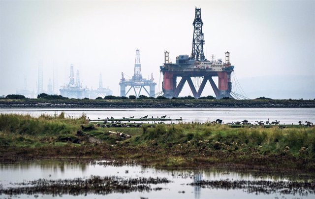 Archivo - 23 September 2021, United Kingdom, Invergordon: A general view of an oil rigs anchored in the Cromarty Firth, Invergordon. Photo: Jane Barlow/PA Wire/dpa