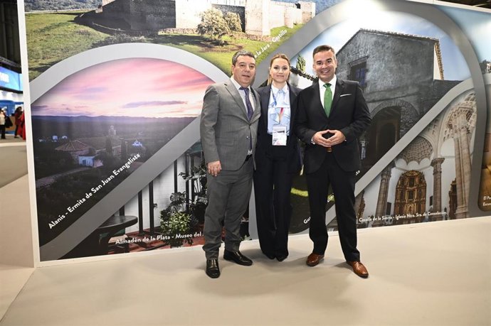 El alcalde de Almadén de la Plata, José Carlos Raigada, a la izquierda, con la delegada de Turismo de la Junta en Sevilla, Minerva Salas, en Fitur.