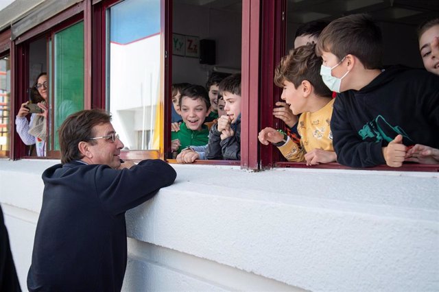 El presidente de la Junta de Extremadura, Guillermo Fernández Vara, en su visita a centros educativos en Berlanga (Badajoz)