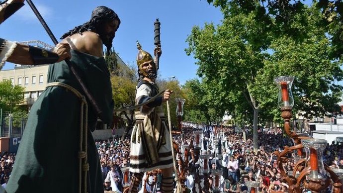 Un detalle del paso de misterio de La Milagrosa, con el titular de la corporación del Sábado de Pasión en un primer plano.