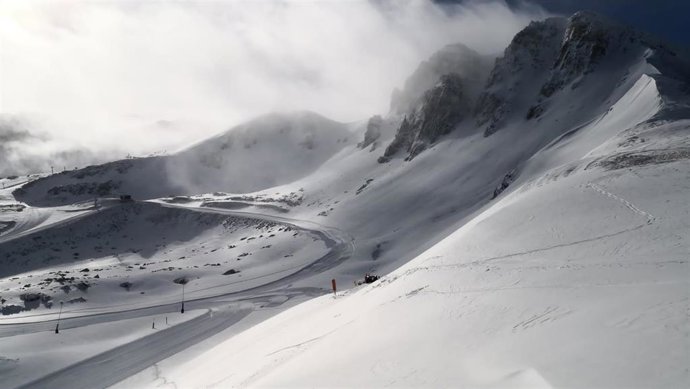 Archivo - San Isidro (León) inaugura este fin de semana la temporada con 11,3 kilómetros esquiables