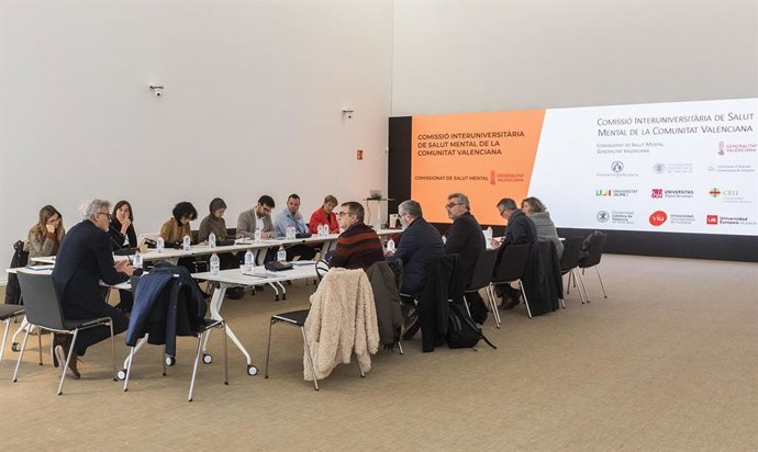 Los miembros de la Comisión Interuniversitaria de Salud Mental de la Comunitat Valencia reunidos esta mañana en la Paraninfo de la Universidad CEU Cardenal Herrera, con el rector Vicente Navarro de Luján.