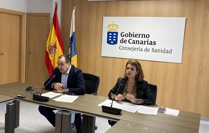 El consejero de Sanidad del Gobierno de Canarias, Blas Trujillo, y la directora del Servicio Canario de la Salud (SCS), Elizabeth Hernández