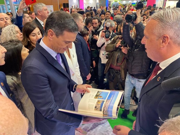 Pedro Sánchez y Ruiz Boix en Fitur.