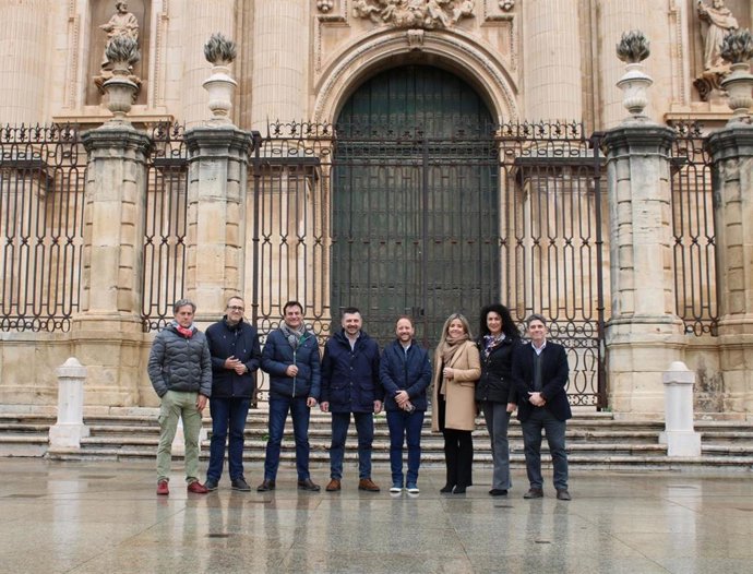 Toni Martín junto con el candidato a la Alcaldía de Jaén y dirigentes y concejales del PP en su visita al entorno de la Catedral